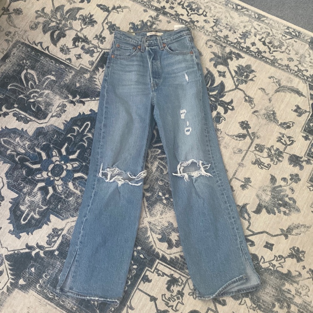 Levi’s ripped rib cage straight jeans barely worn